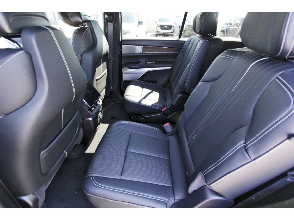 New 2027 Cadillac Vistiq Luxury AWD/4WD image 7