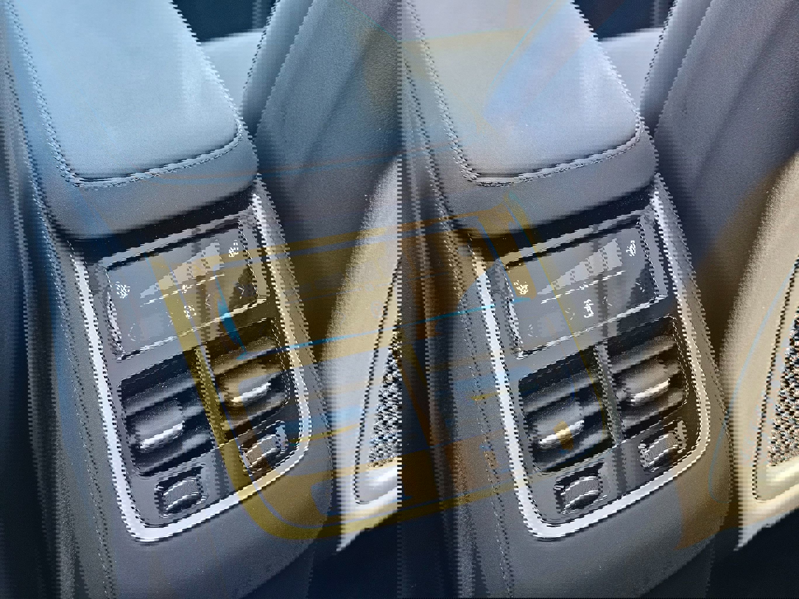 Used 2025 Volvo XC90 B6 Plus image 23