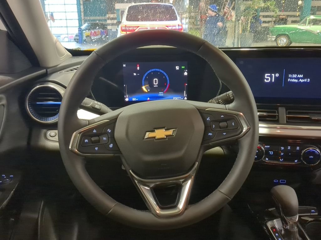 Used 2024 Chevrolet Trax LT w/ LT Convenience Package image 2
