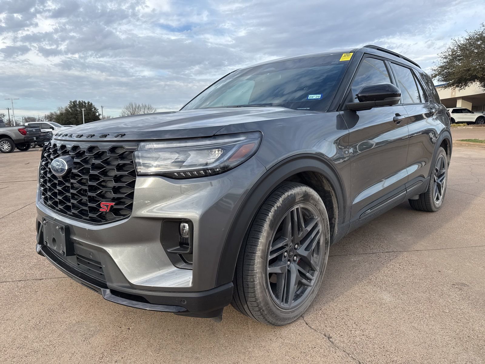 Used 2025 Ford Explorer ST image 3