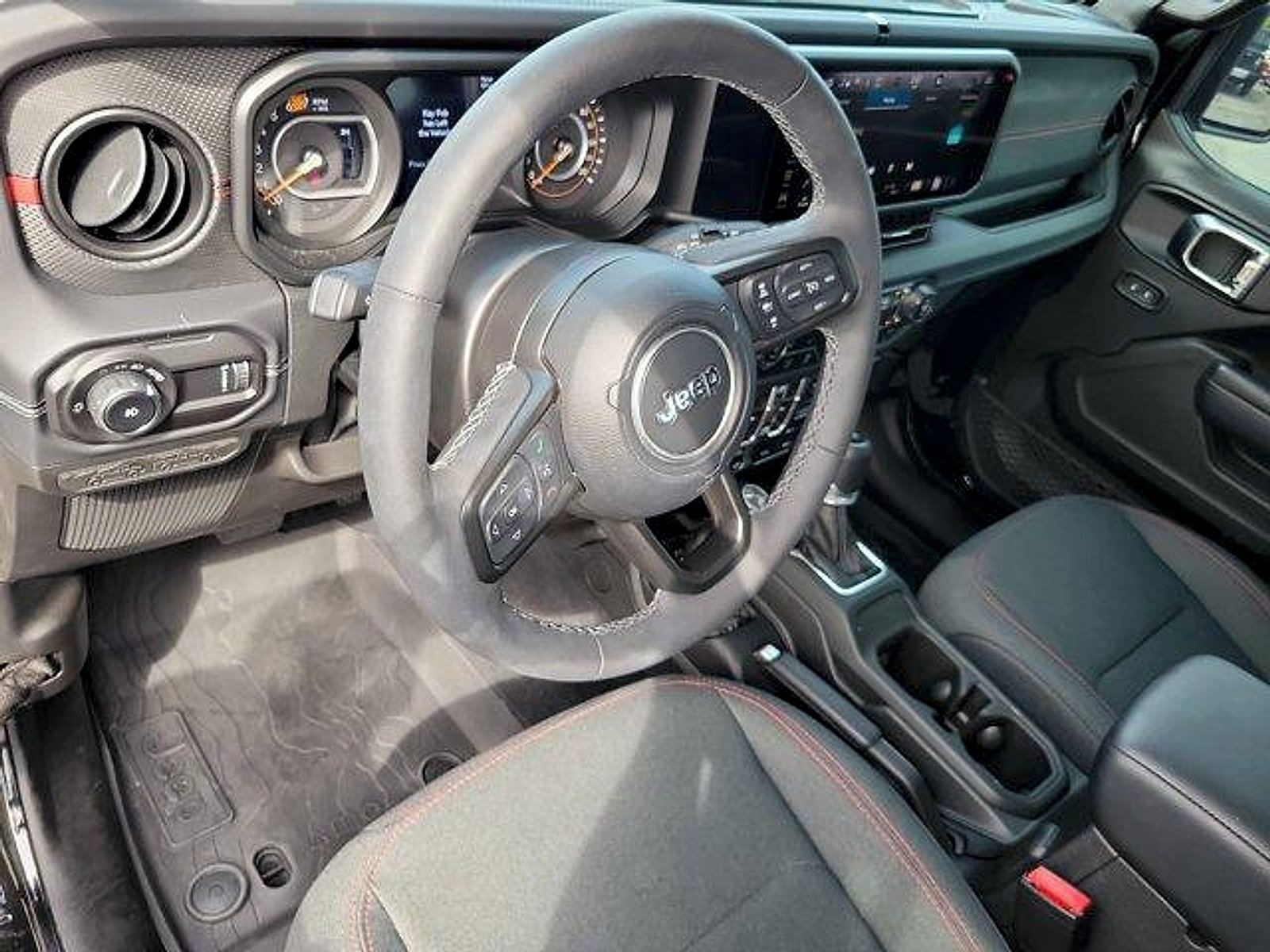 Used 2025 Jeep Wrangler Unlimited Rubicon w/ Convenience Group AWD/4WD image 22