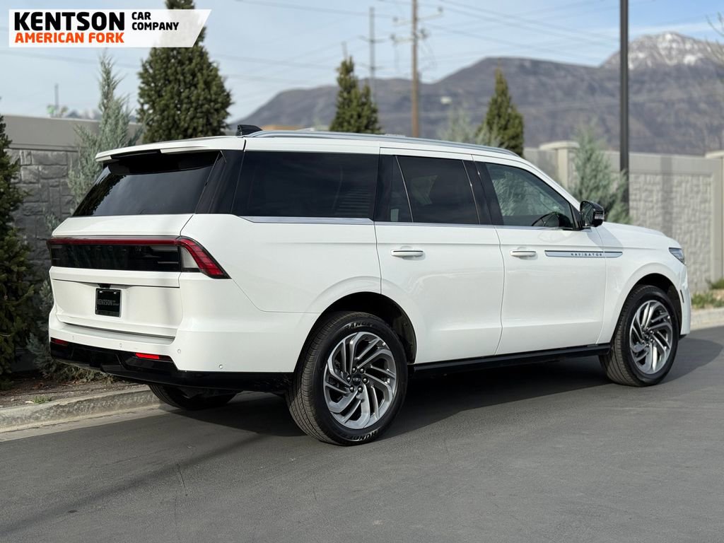 Used 2025 Lincoln Navigator Reserve image 10