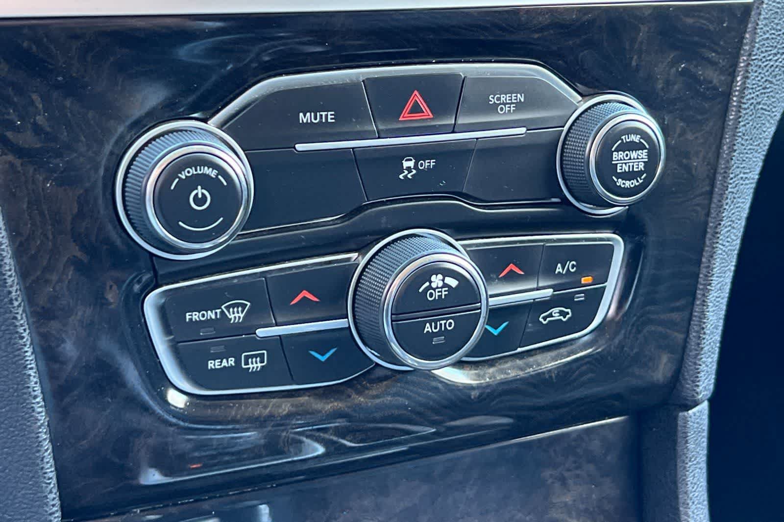 Used 2019 Chrysler 300 Limited RWD image 23