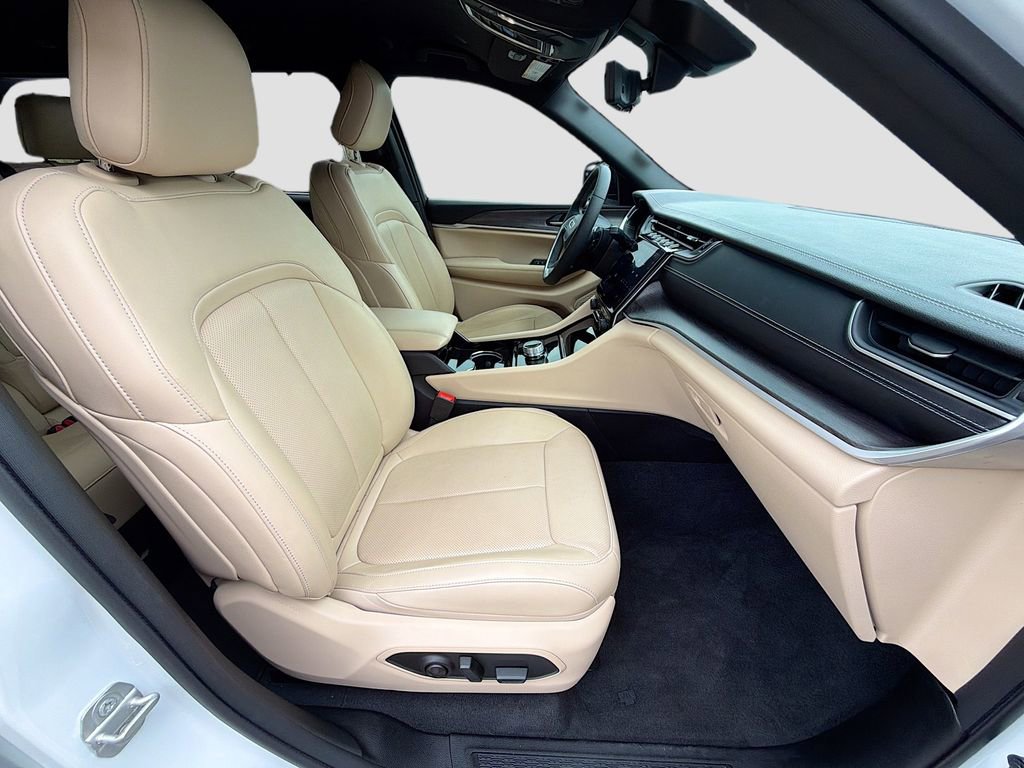 Used 2023 Jeep Grand Cherokee Limited w/ Luxury Tech Group II RWD image 17