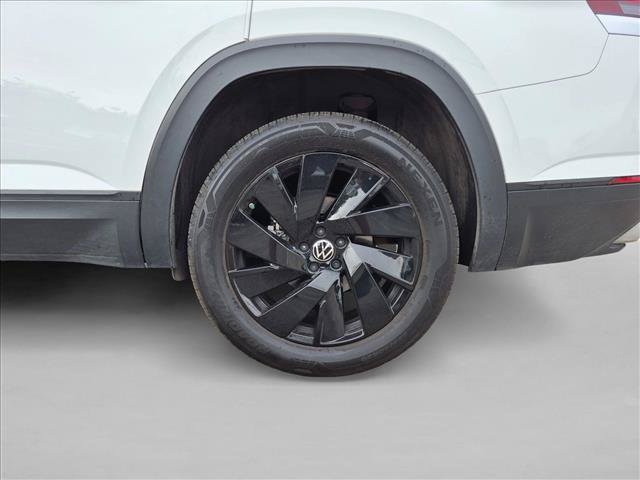 Used 2024 Volkswagen Atlas SE w/ Black Wheel Package FWD image 9