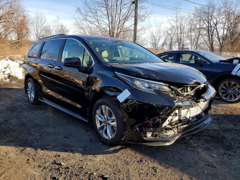 Used 2025 Toyota Sienna XLE image 1