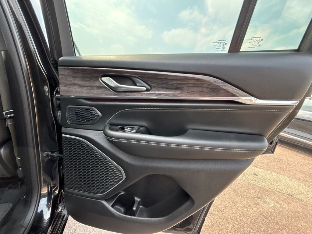 Used 2024 Jeep Grand Cherokee Overland AWD/4WD image 42