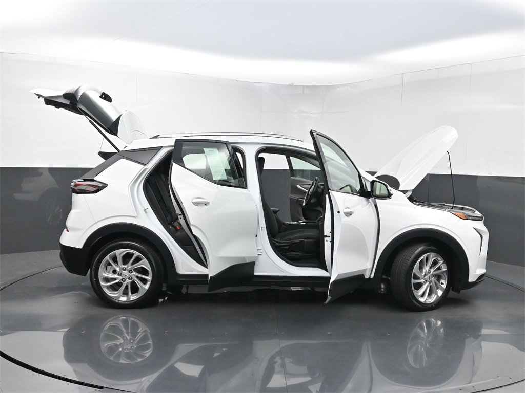 Used 2023 Chevrolet Bolt EUV LT image 34