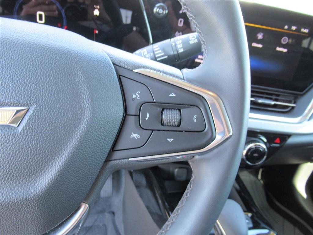 Certified 2025 Chevrolet Trax LT w/ Driver Confidence Package image 22