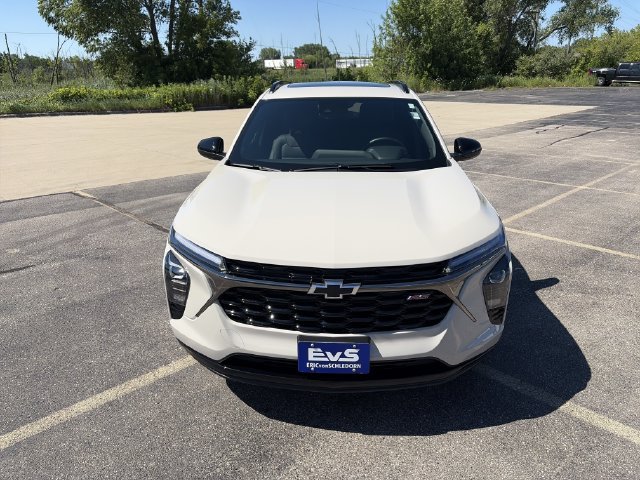 Used 2026 Chevrolet Trax RS w/ Sunroof Package FWD image 2