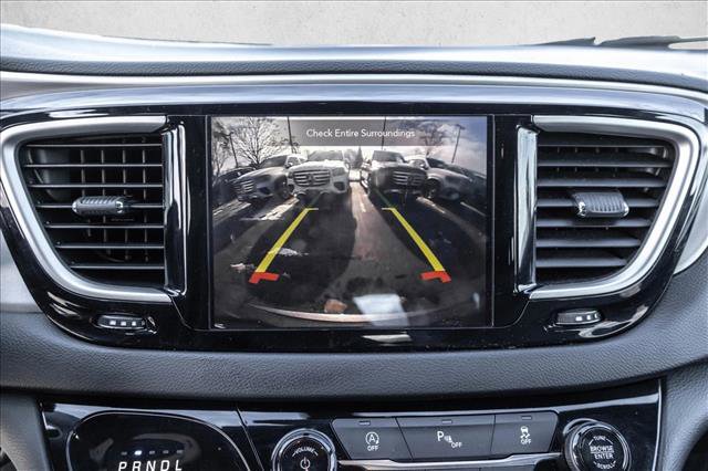 Used 2020 Chrysler Pacifica Touring-L image 16