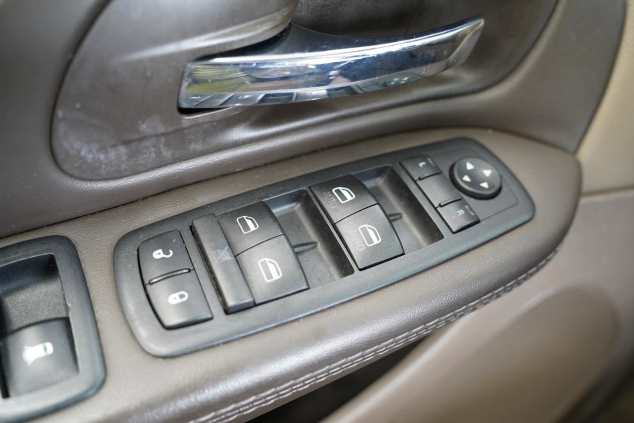 Used 2016 Chrysler Town & Country Touring FWD image 26