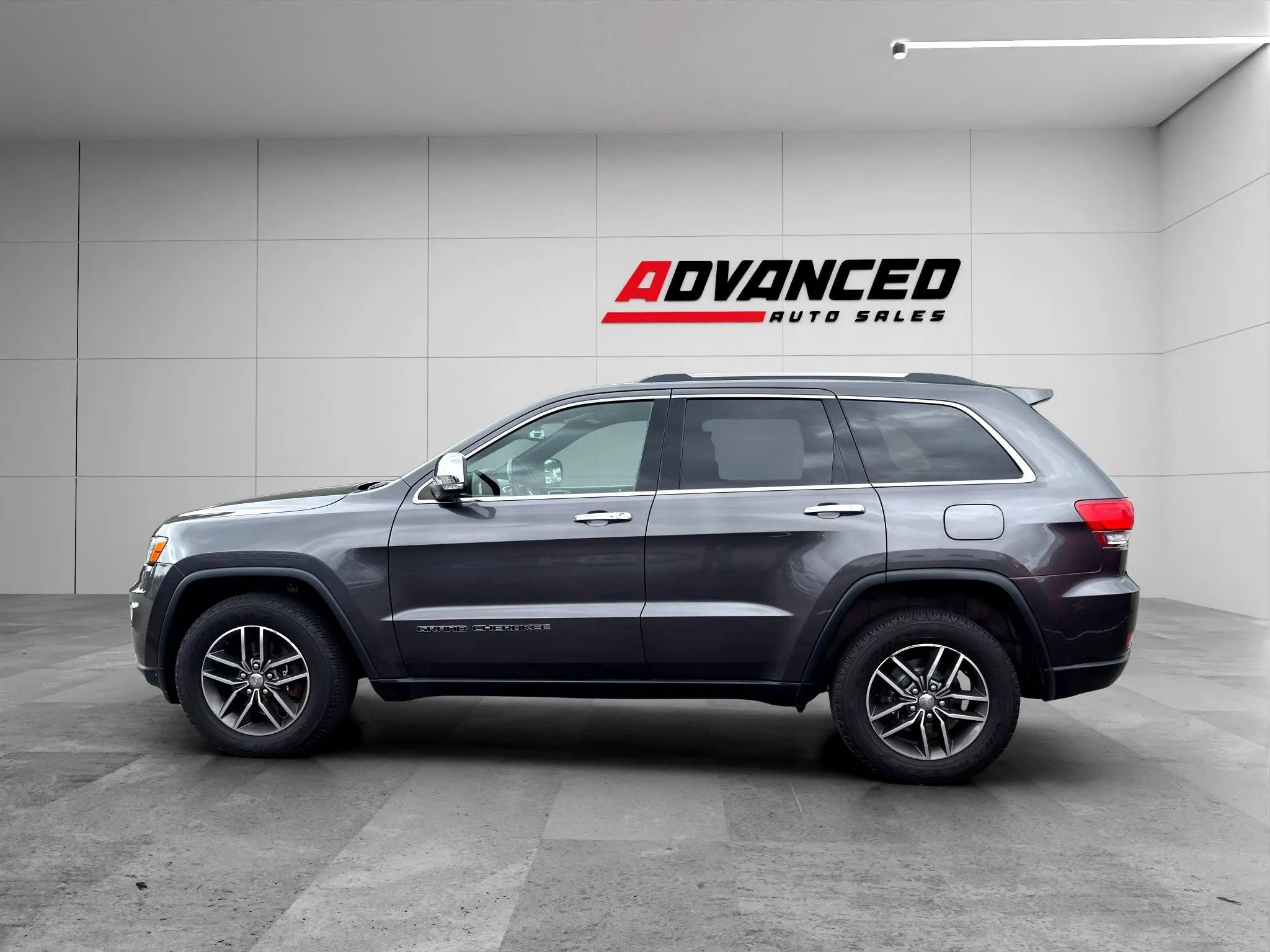 Used 2017 Jeep Grand Cherokee Limited AWD/4WD image 8