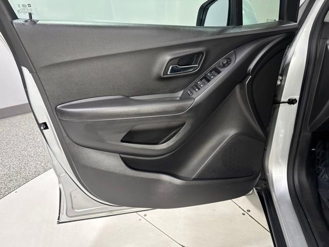 Used 2019 Chevrolet Trax LT w/ LT Convenience Package FWD image 9