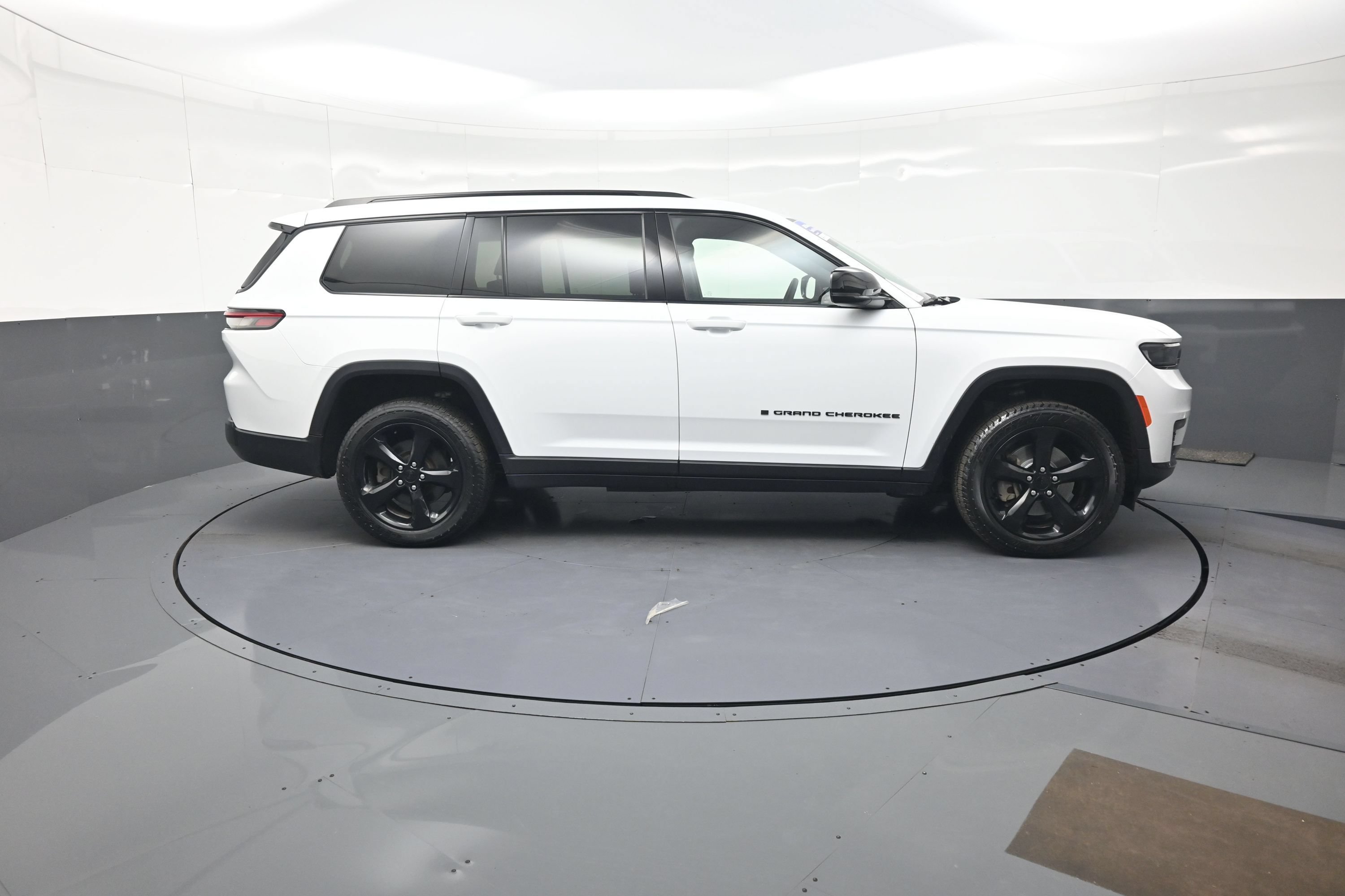 Used 2023 Jeep Grand Cherokee L Laredo AWD/4WD image 2