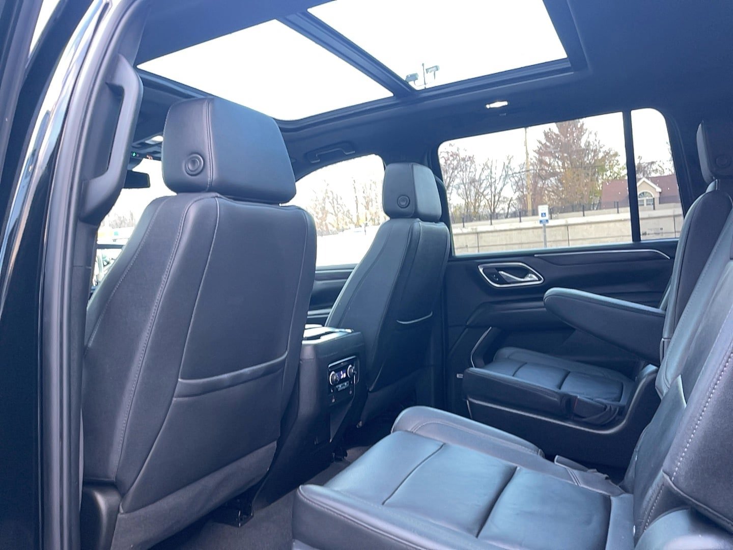 Used 2023 Chevrolet Suburban Z71 w/ Luxury Package AWD/4WD image 6