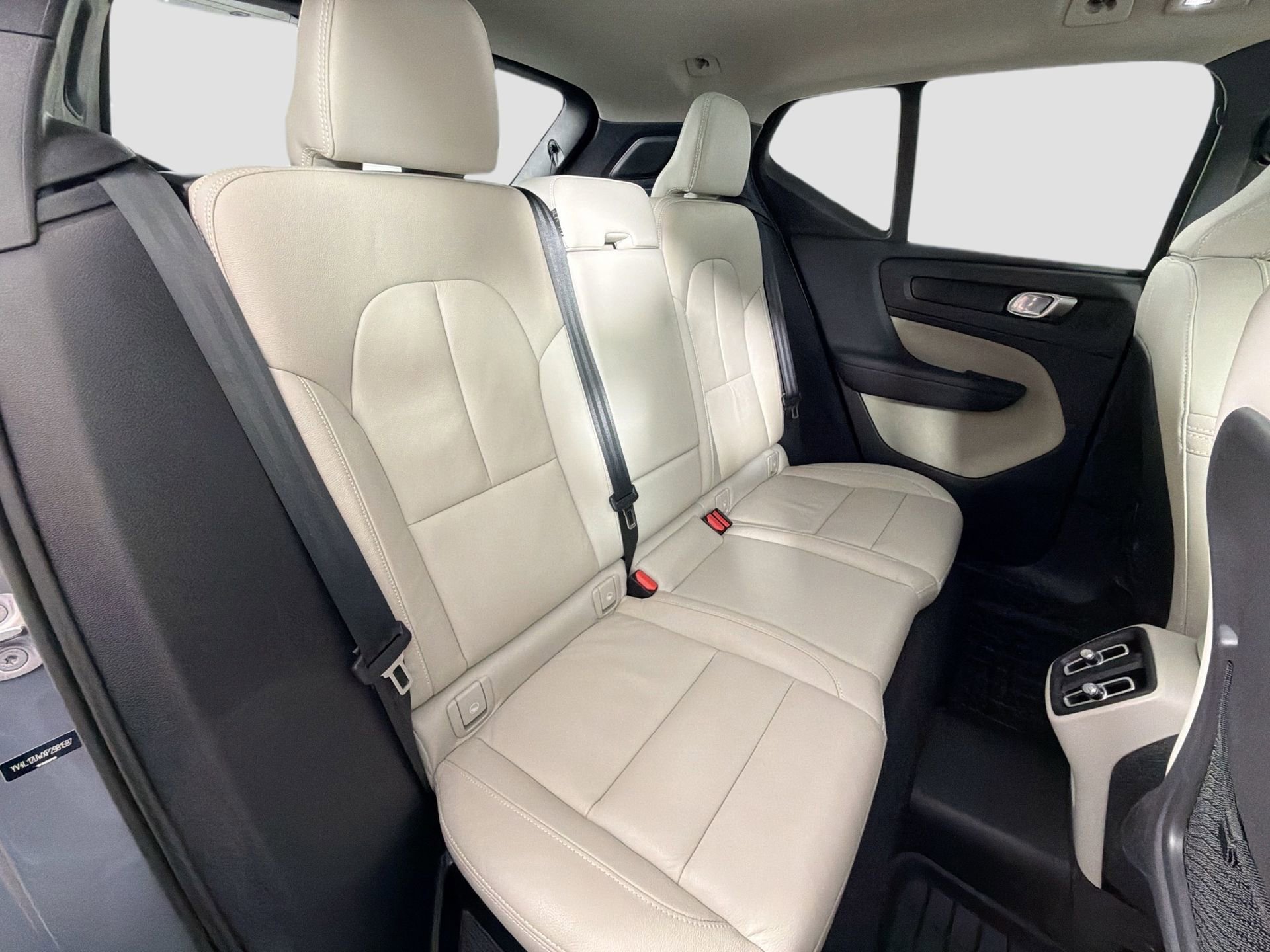 Certified 2023 Volvo XC40 B5 Plus w/ Protection Package Premier image 27