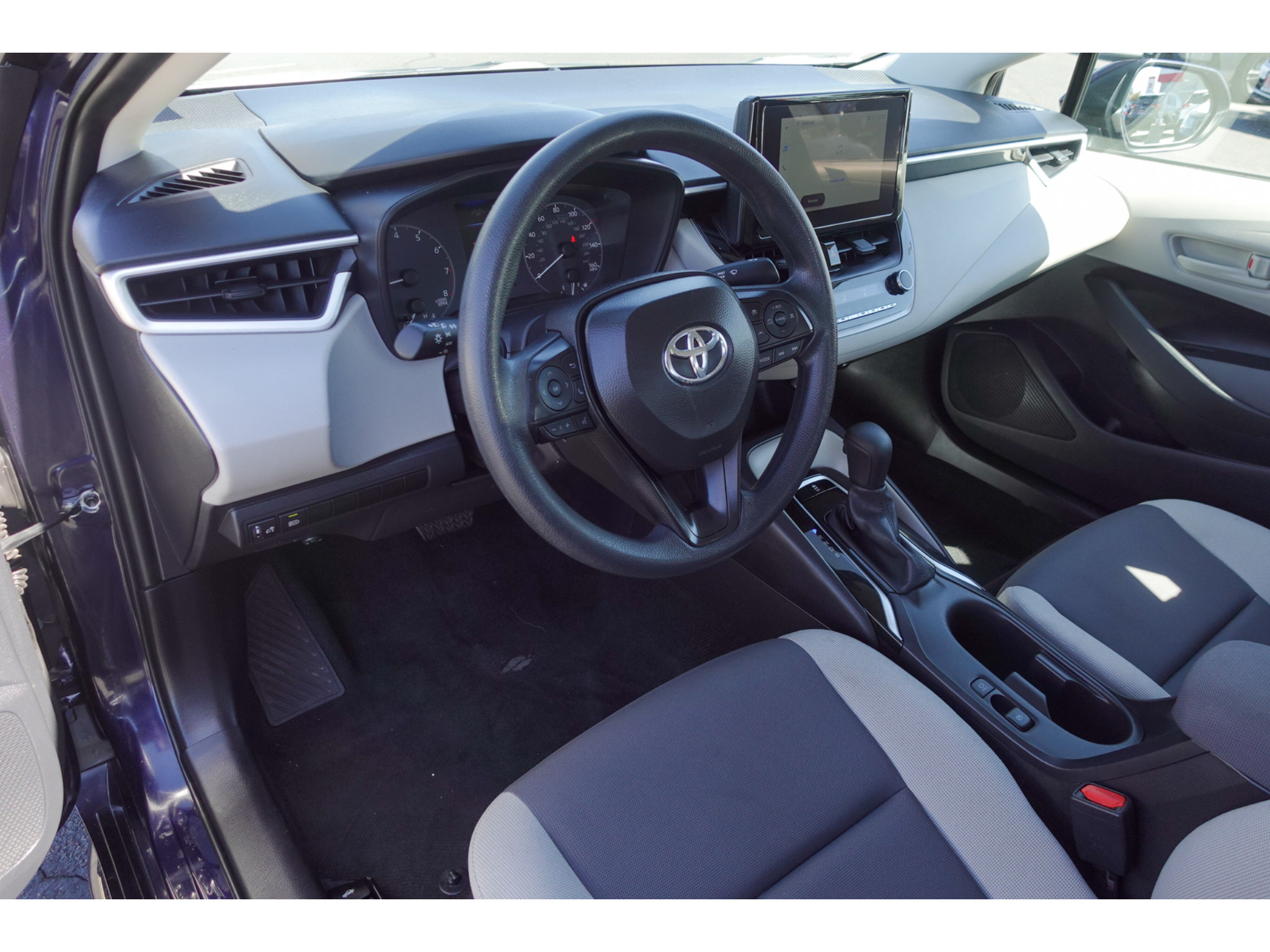 Used 2025 Toyota Corolla LE FWD image 9