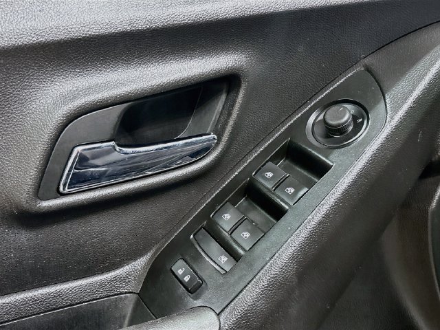 Used 2019 Chevrolet Trax LT w/ LT Convenience Package AWD/4WD image 17