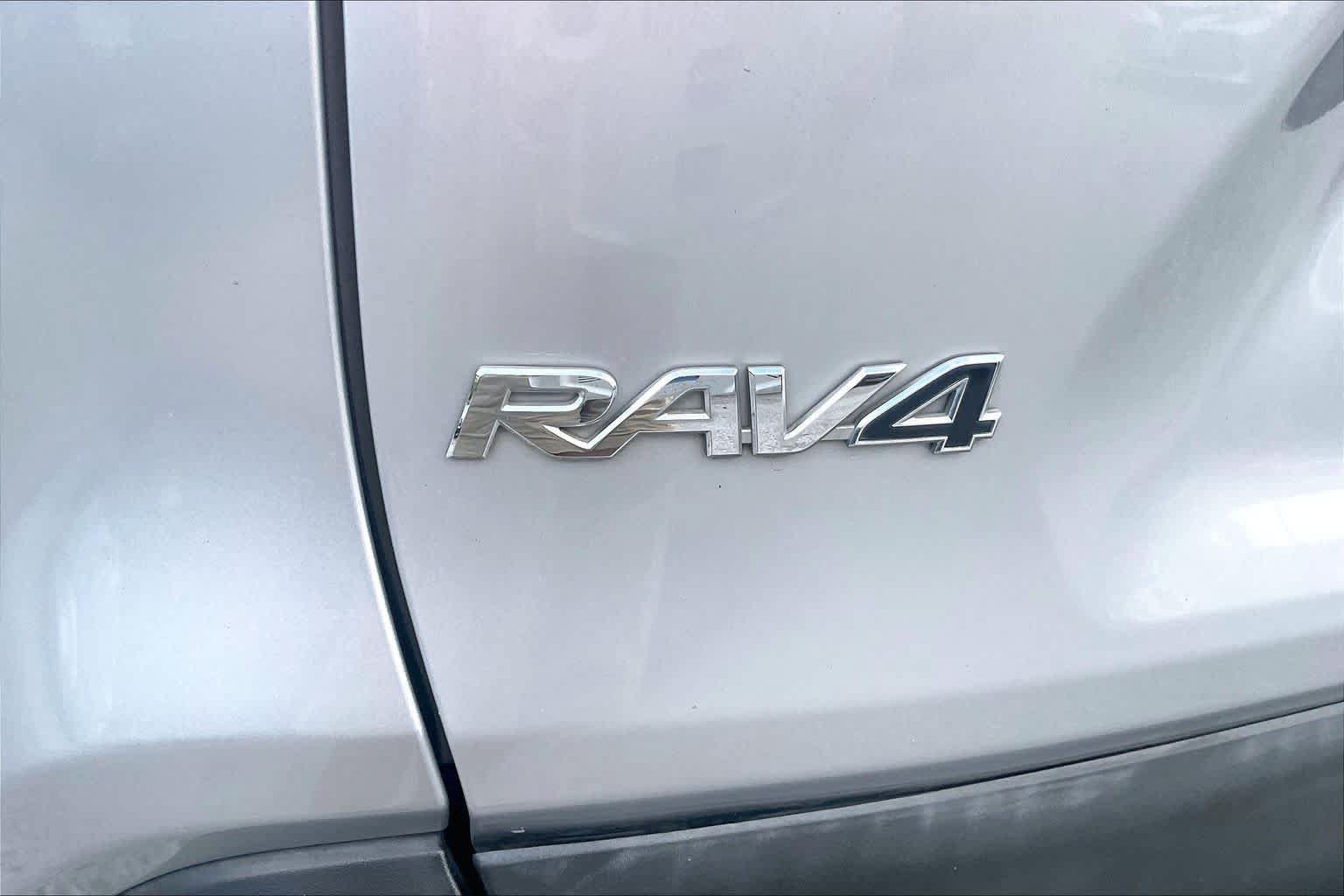 Used 2019 Toyota RAV4 LE FWD image 28