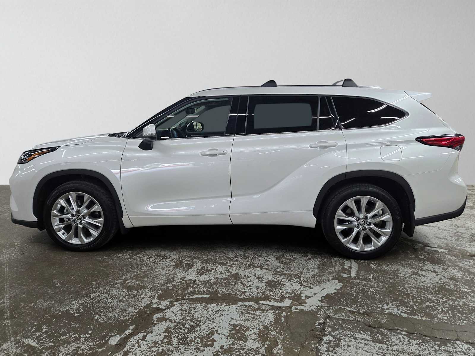 Used 2022 Toyota Highlander Limited AWD/4WD image 6