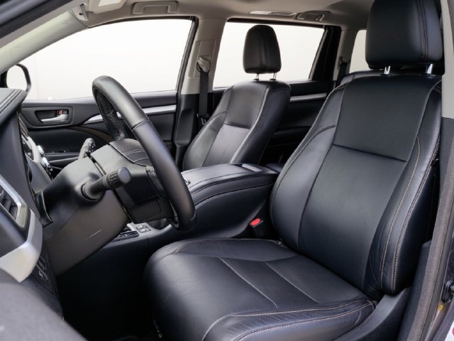 Used 2017 Toyota Highlander XLE AWD/4WD image 15