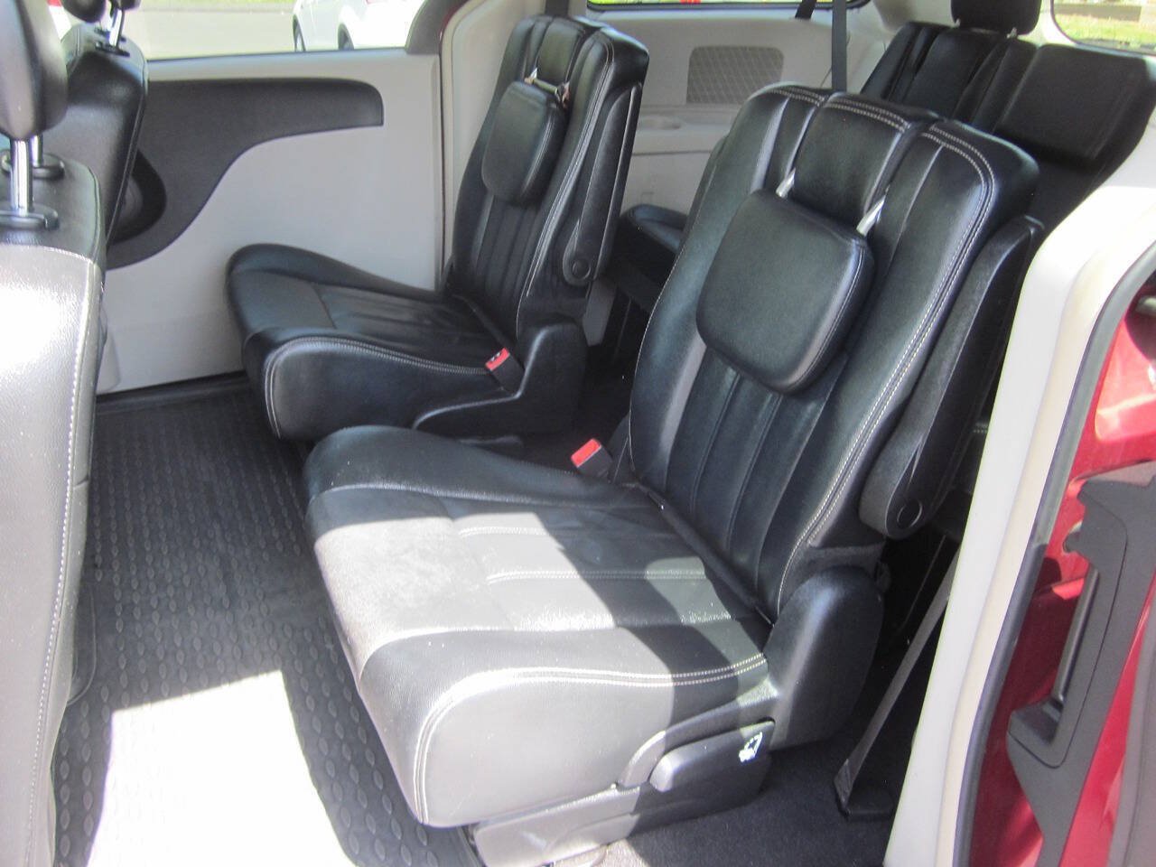 Used 2015 Chrysler Town & Country Touring FWD image 13