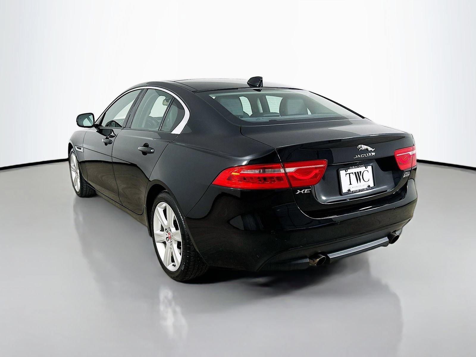 Used 2018 Jaguar XE Premium AWD/4WD image 7