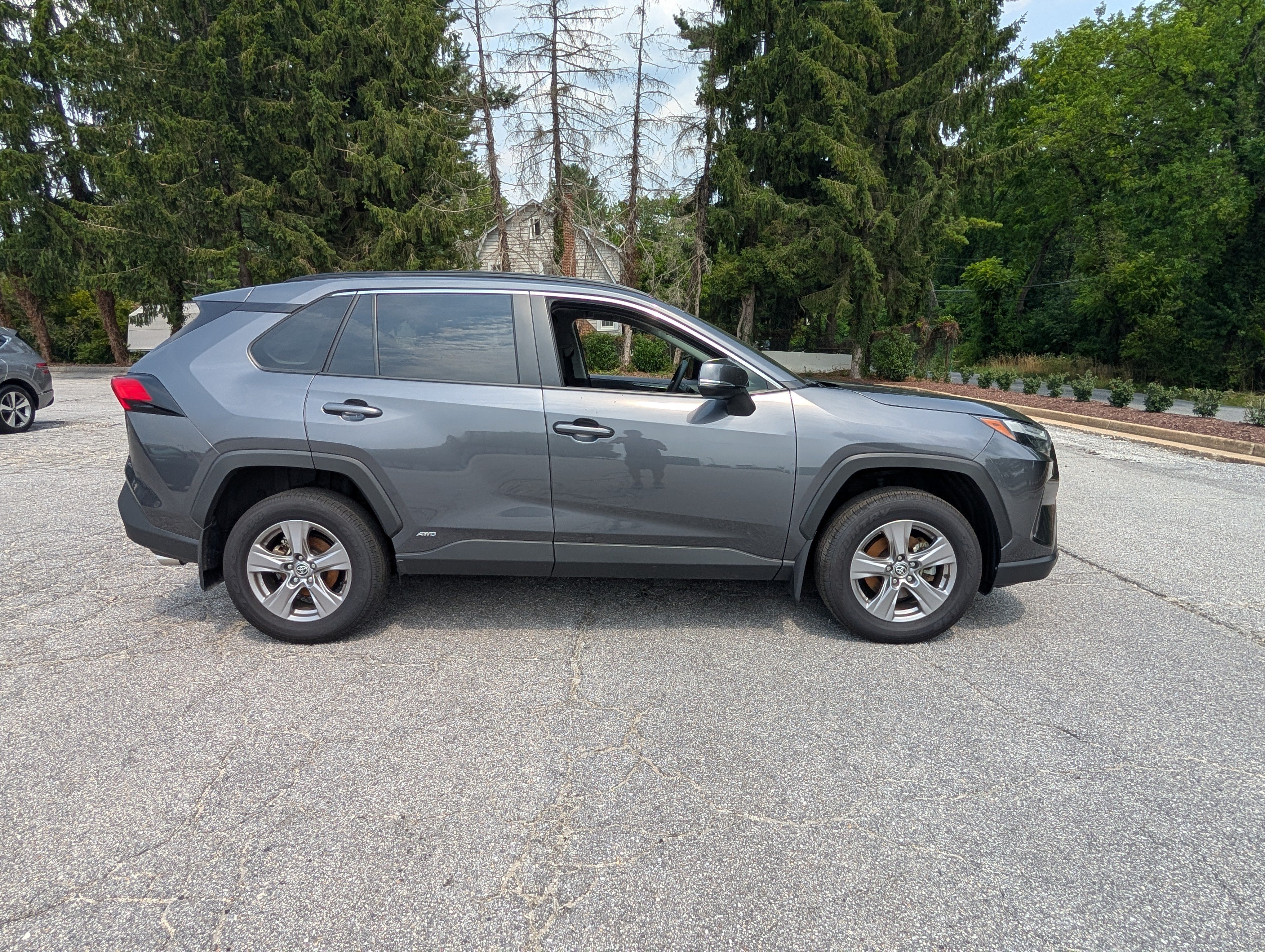 Used 2025 Toyota RAV4 LE AWD/4WD image 2