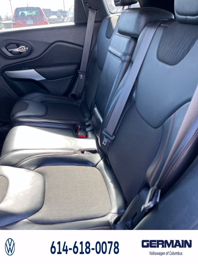 Used 2018 Jeep Cherokee Trailhawk w/ Cold Weather Group AWD/4WD image 13