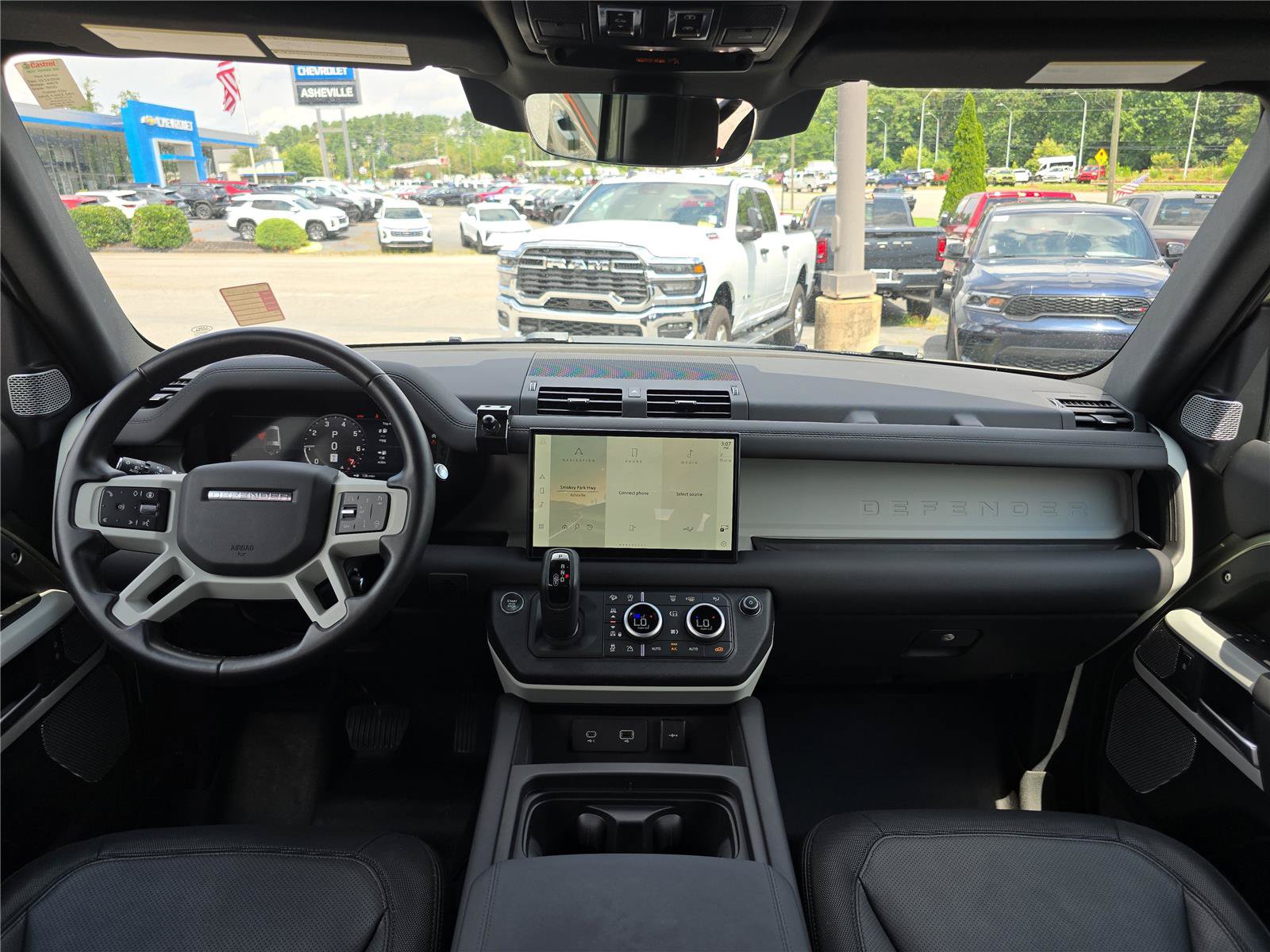 Used 2024 Land Rover Defender 130 X-Dynamic SE AWD/4WD image 17