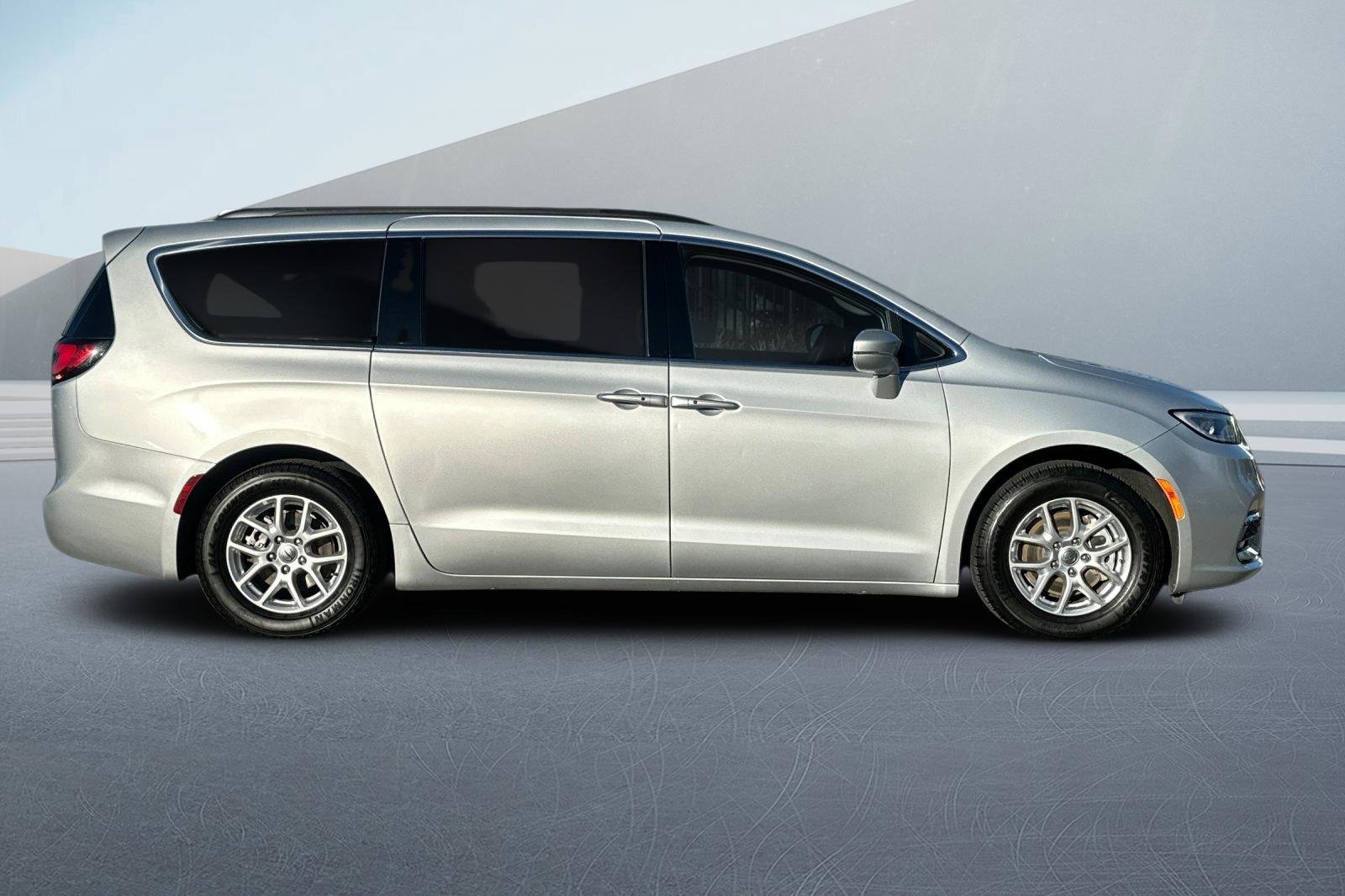 Used 2022 Chrysler Pacifica Touring-L image 3