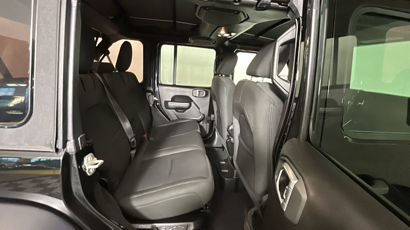 Used 2023 Jeep Wrangler Unlimited w/ Safety Group AWD/4WD image 33