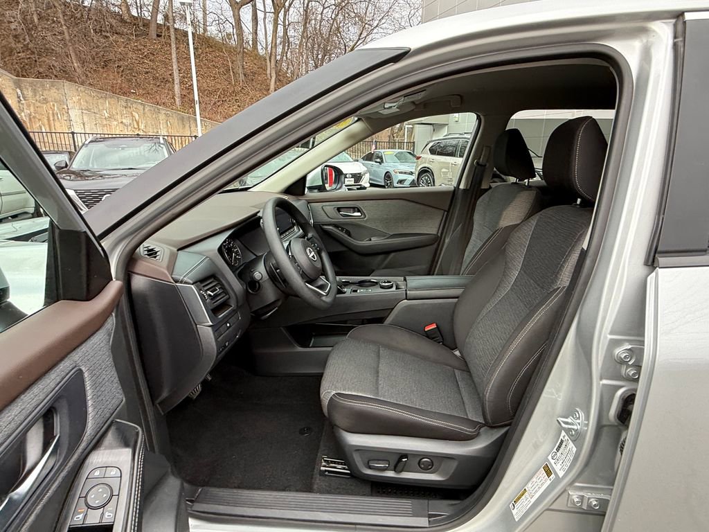 Used 2023 Nissan Rogue SV AWD/4WD image 17