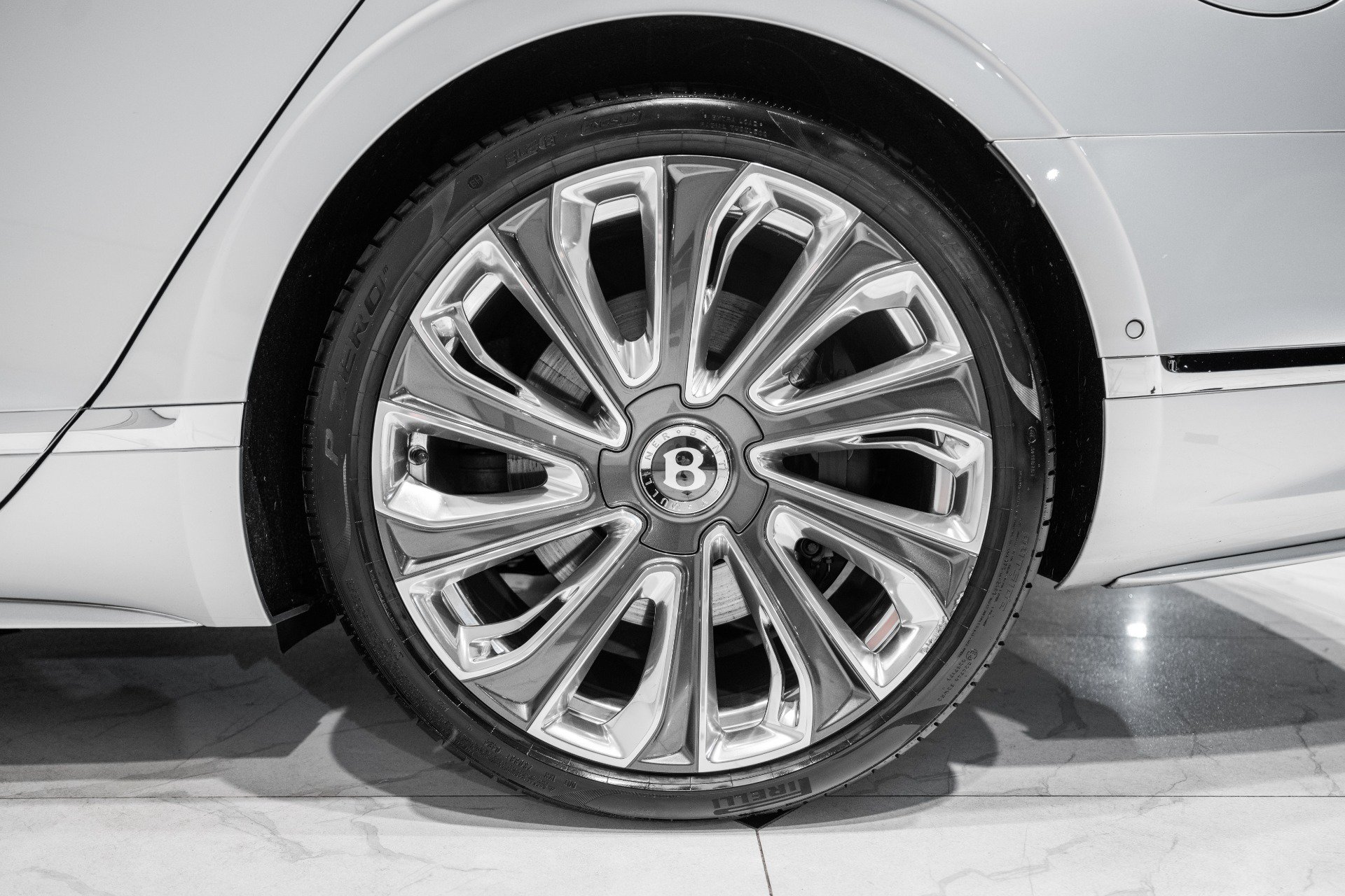 Used 2025 Bentley Flying Spur Plug-In Hybrid AWD/4WD image 16