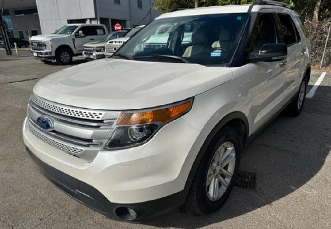 Used 2015 Ford Explorer XLT w/ Equipment Group 202B image 3