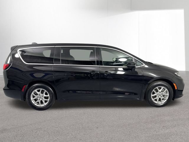 Used 2025 Chrysler Pacifica Select FWD image 36