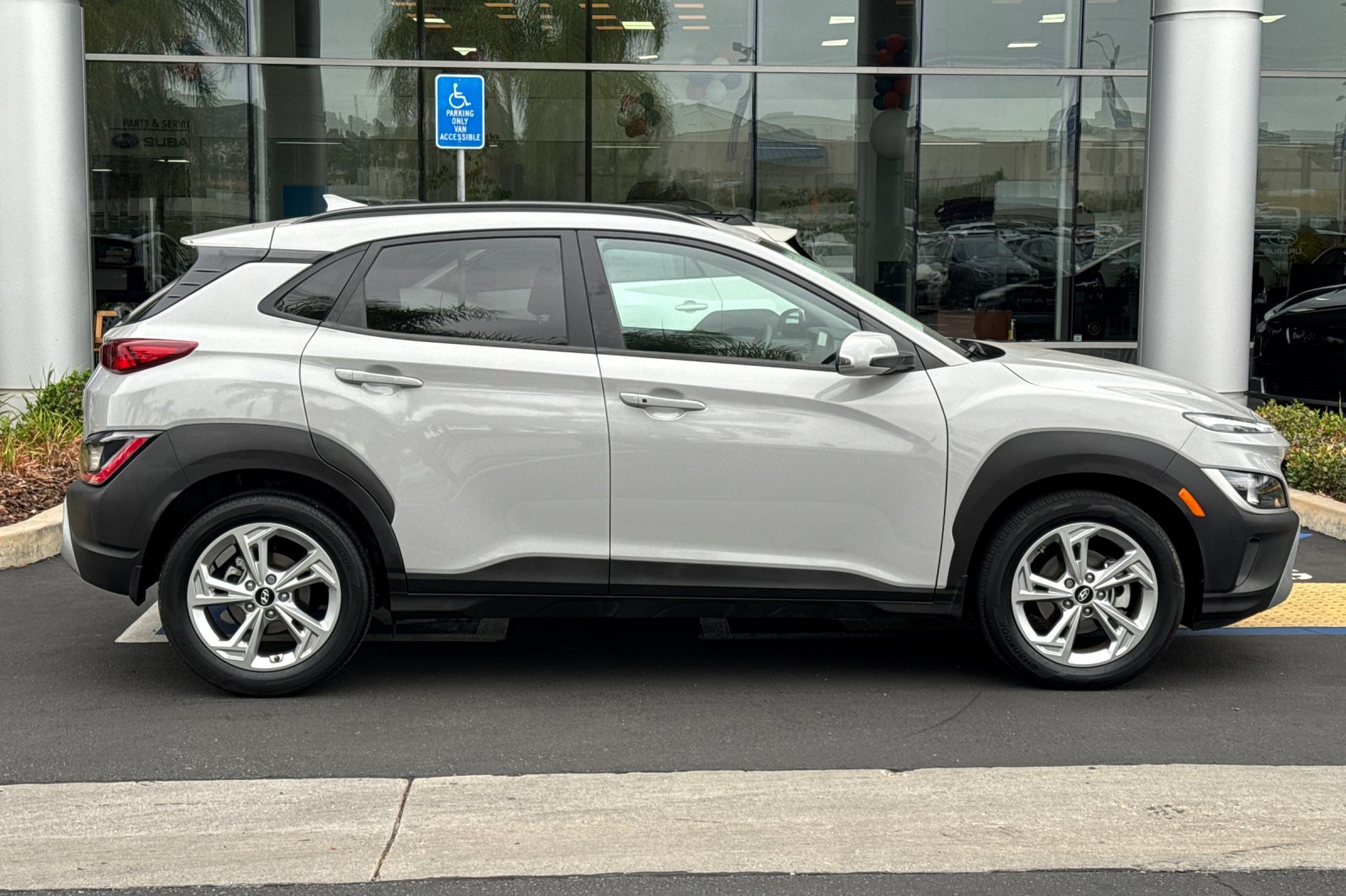 Used 2023 Hyundai Kona SEL FWD image 3