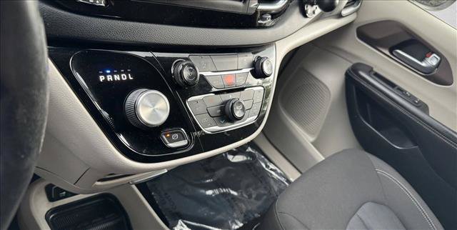 Used 2022 Chrysler Voyager LX FWD image 15