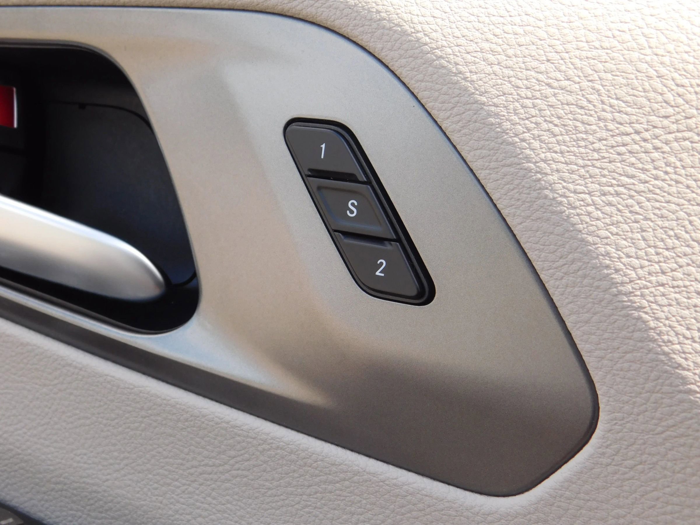 Used 2024 Chrysler Pacifica Limited FWD image 29