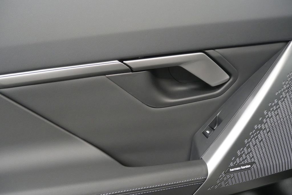 Used 2025 BMW 530i xDrive w/ Premium Package image 15