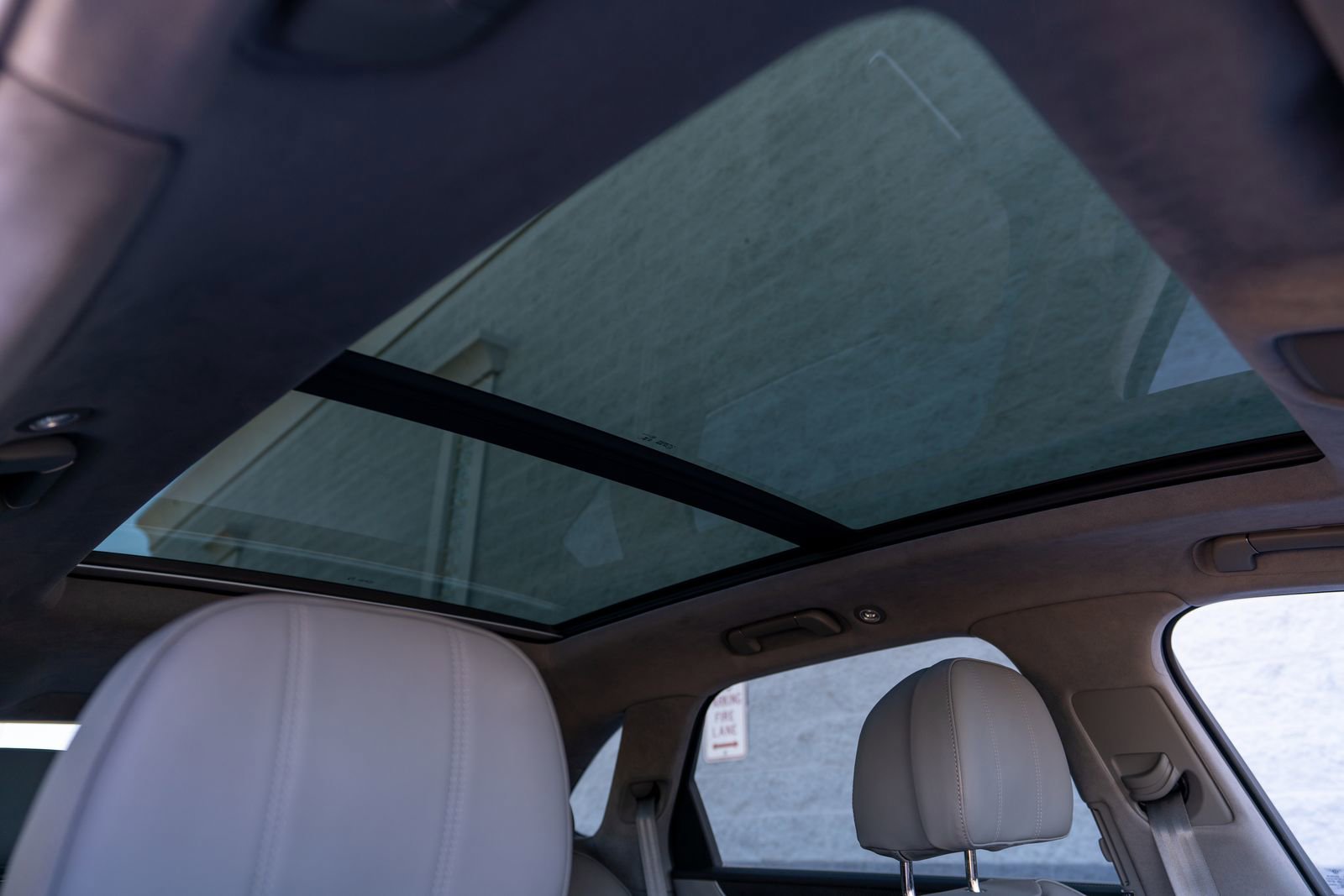 Used 2025 Bentley Bentayga image 46