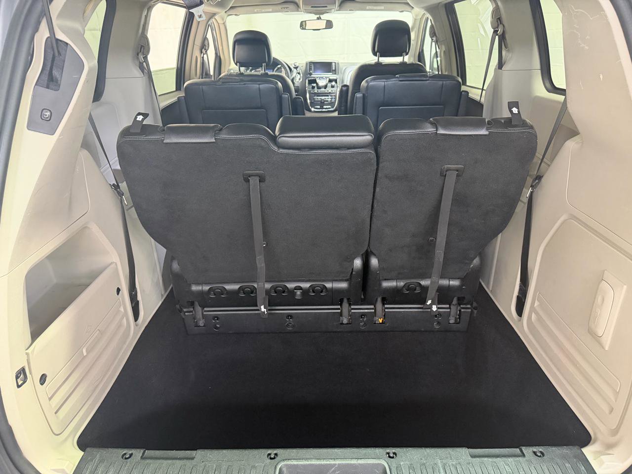 Used 2014 Chrysler Town & Country Touring FWD image 19