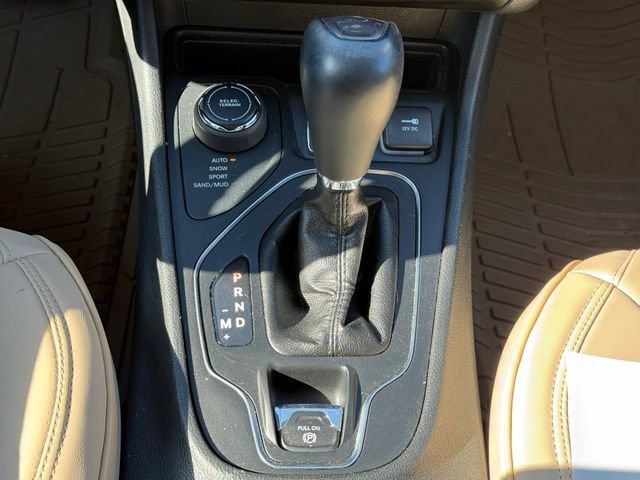 Used 2019 Jeep Cherokee Latitude Plus w/ Cold Weather Group AWD/4WD image 30
