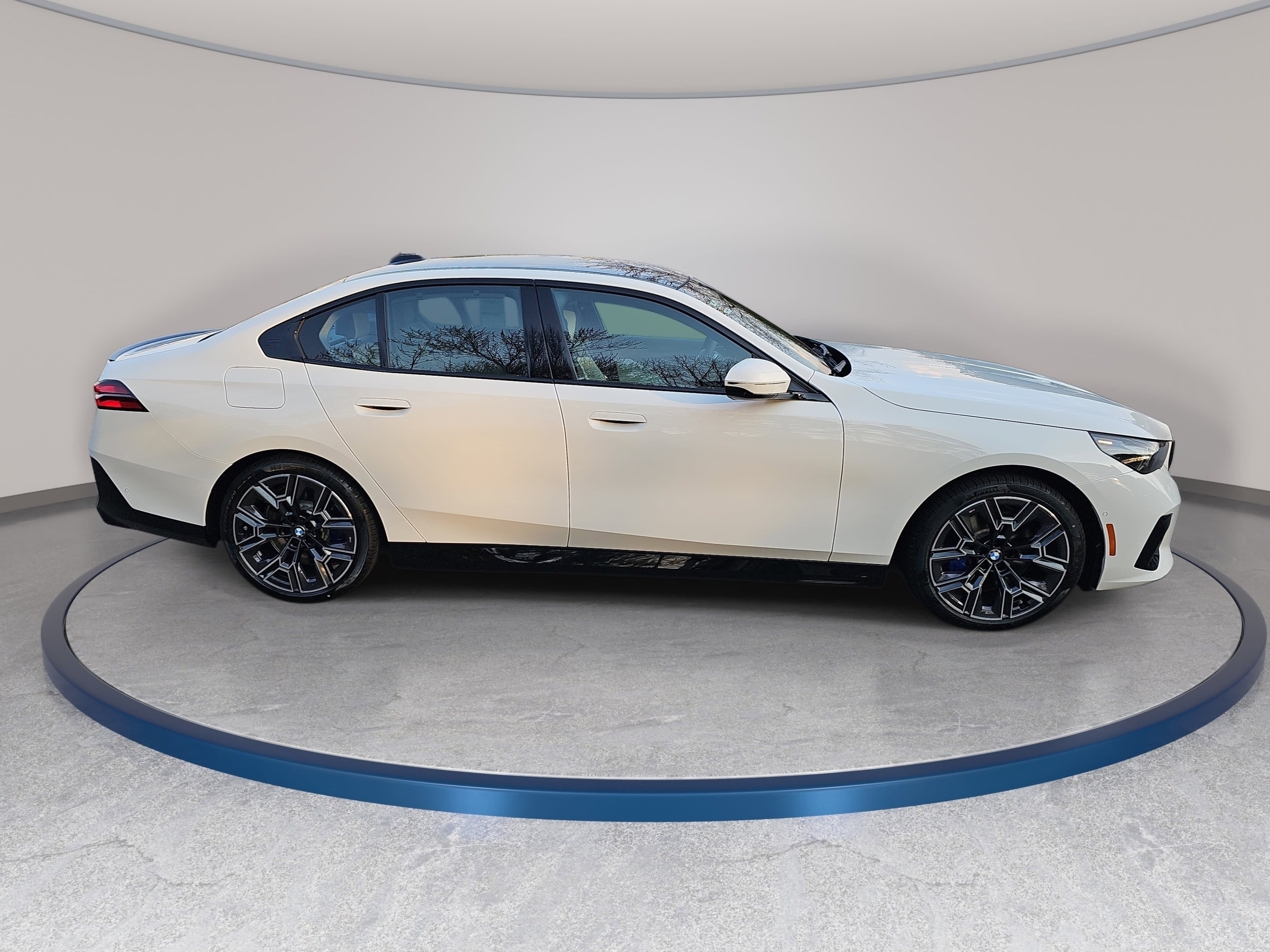 New 2026 BMW 550e xDrive w/ Executive Package image 4