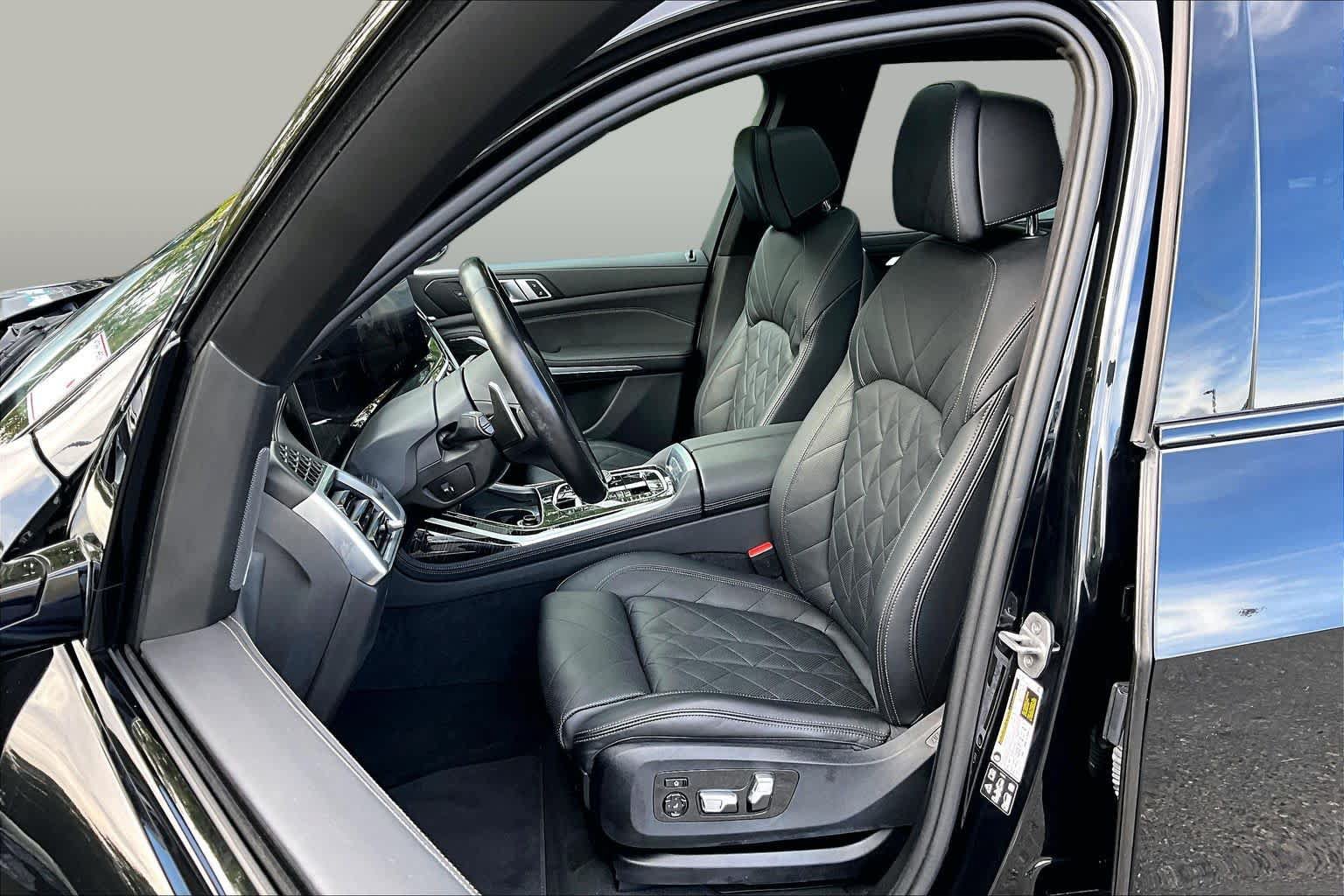 Used 2025 BMW X7 xDrive40i w/ M Sport Package AWD/4WD image 9