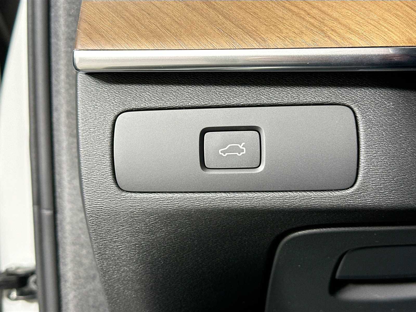 Used 2025 Volvo XC90 B6 Plus w/ Protection Package Premier image 8