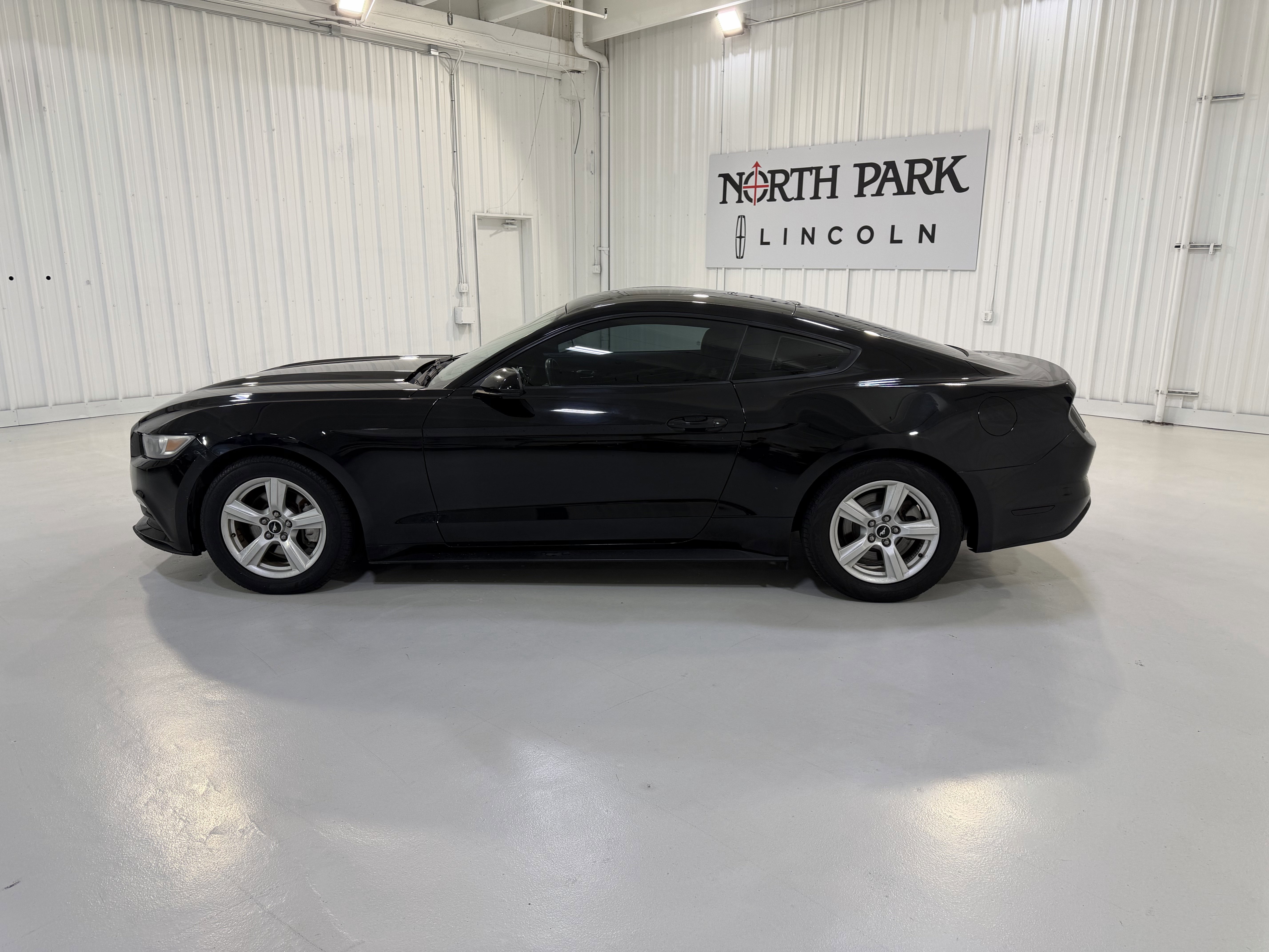 Used 2017 Ford Mustang Coupe RWD image 2