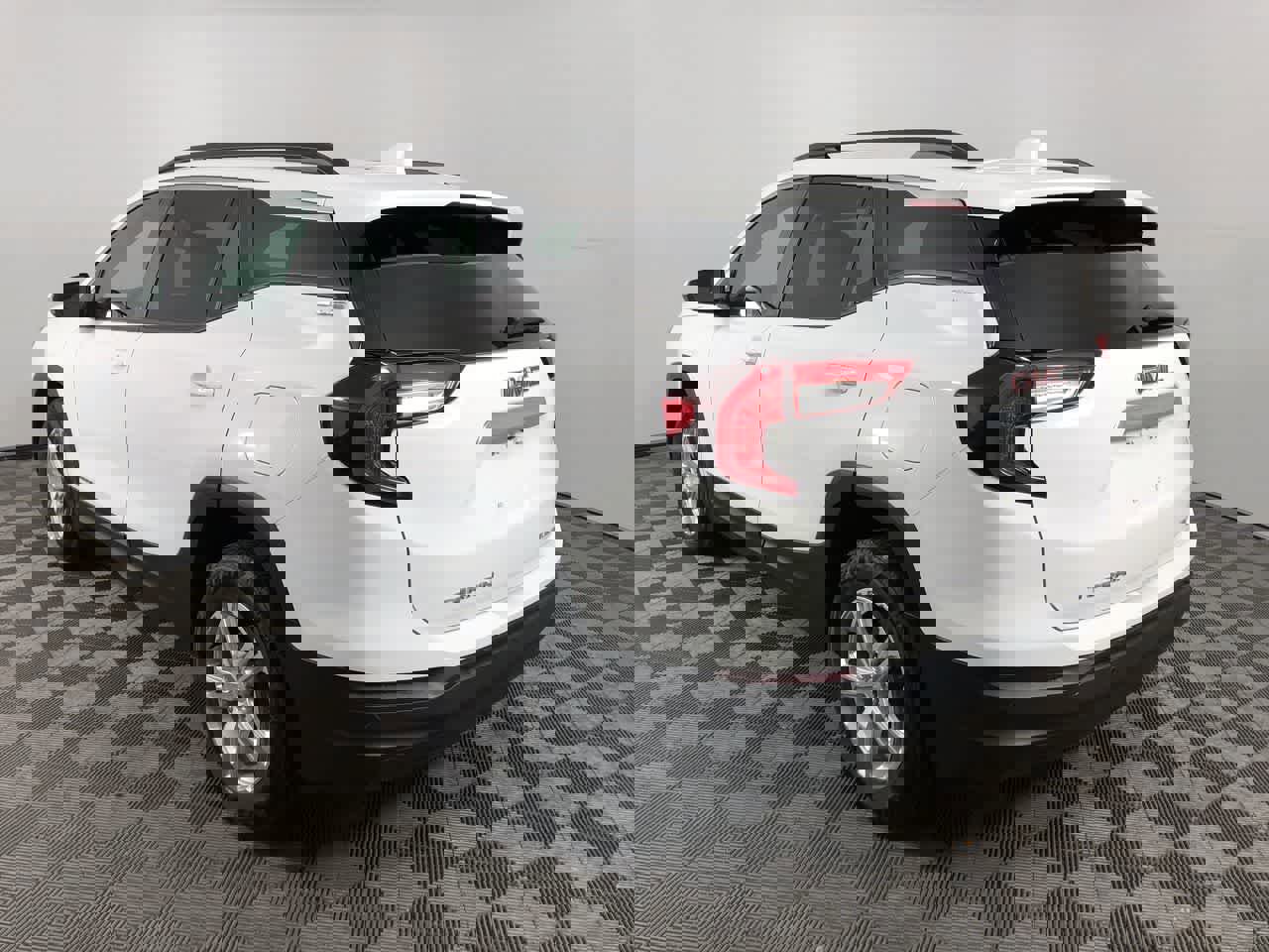 Used 2023 GMC Terrain SLE w/ Driver Convenience Package image 6