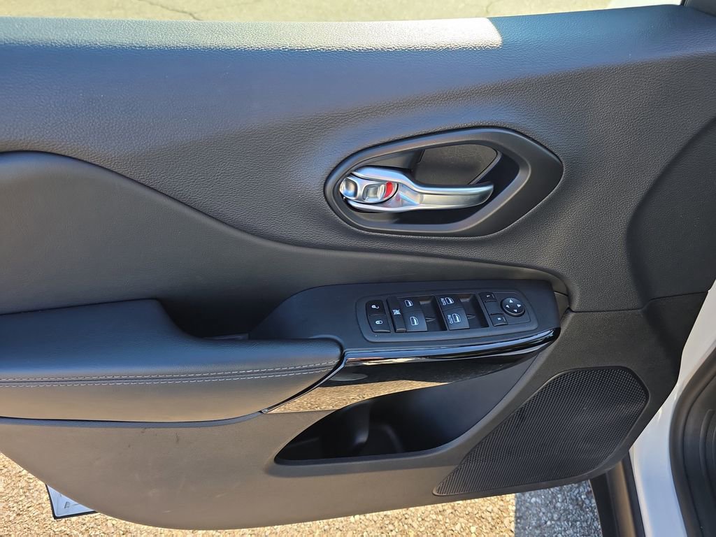 Used 2023 Jeep Cherokee Altitude Lux image 19